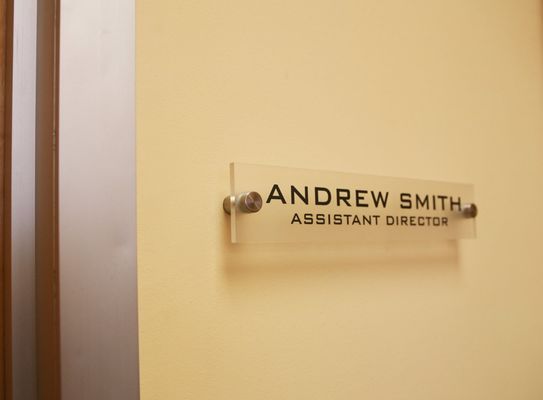 Placa de identificación de acrílico inodora de la pared de la oficina de las muestras de la palabra con final helado del fondo
